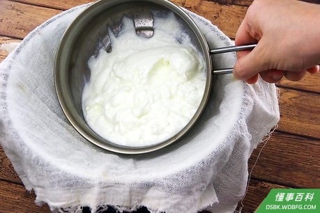 Step 6 让凝乳中残存的液状乳滴干。
