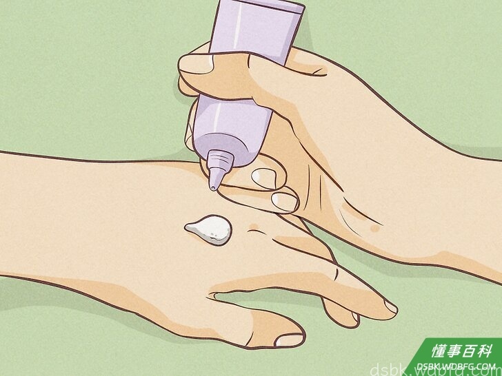 Step 3 在手背上挤一点BB霜。