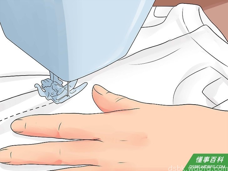 Step 7 把短裤的内衬翻出来并缝上裤管，如果接缝不是很完美，就随它去吧，反正没人会注意看它。