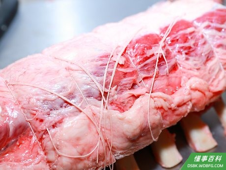 Step 3 让卖肉的师傅帮你把烤肉扎住。