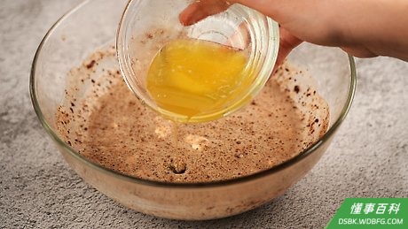Step 1 将奶油、黄油、糖和香料混合到一起。