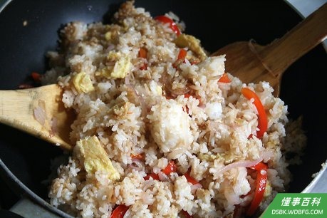 Step 10 把米饭炒成有点棕色(酱油色),把洋葱、辣椒炒熟。
