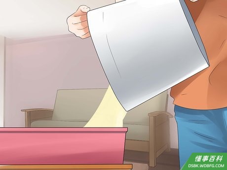 Step 2 把液态肥皂倒入模具。