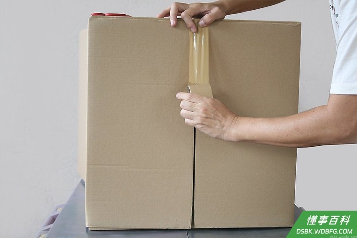 Step 2 将箱子底部用胶带结结实实地封起来。