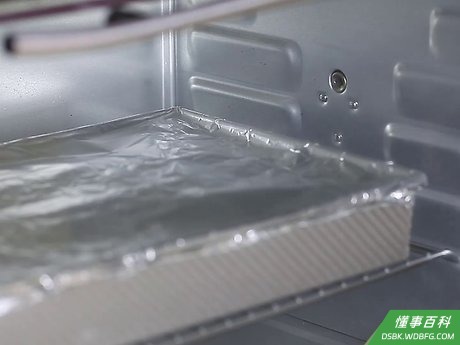 Step 6 将烤盘放入烤箱中，烤2个半小时，当用叉子轻易可以将猪肉从骨头上剥落时，就可以进入下一步了。...