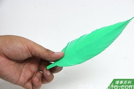 Step 5 如果你喜欢的话，用纸制作羽毛。