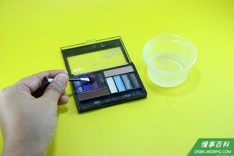 Step 1 用少量水沾湿化妆刷,然后沾取深蓝色或紫色眼影。
