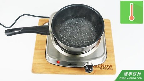 Step 1 在大炖锅里装水，直到水位达数厘米高，然后把水煮沸。