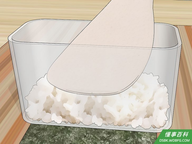 Step 2 把饭舀入模具。