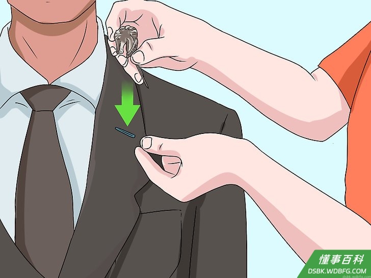 Step 1 将别针别在左边翻领上。