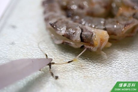Step 1 虾去皮，抽去背部的黑色虾线。