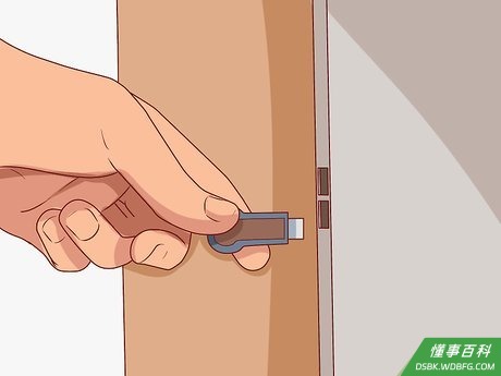 Step 3 从电视上的HDMI端口拔掉Roku Streaming Stick，这样就可以关闭它。