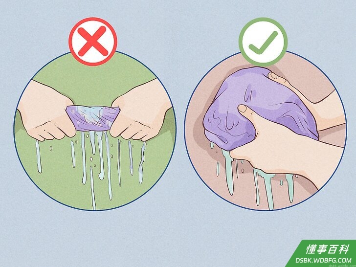 Step 2 浸湿毛衣，除去多余的水。