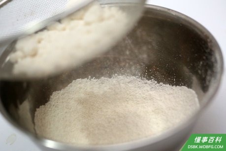 Step 1 将玉米粉、面粉、发酵粉、盐、香菜粉和孜然放到一个碗里。