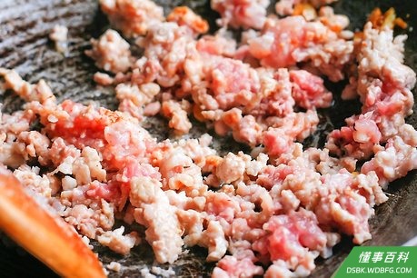 Step 3 加入碎牛肉,炒至肉不含嫩红色。