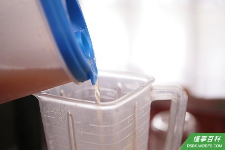 Step 6 在里面加入1杯（227毫升）任何一种柑橘汁，如橘子汁或西柚汁。