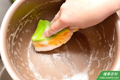 Step 2 用温和的肥皂水清洗。