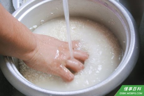 Step 1 用冷水洗米。