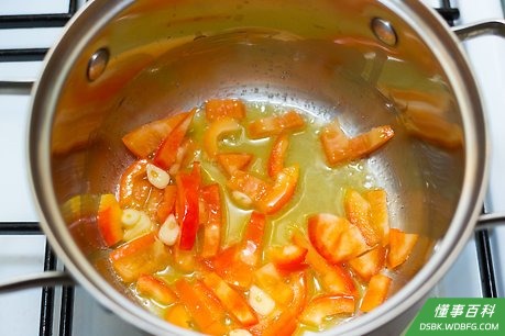Step 2 将辣椒、大蒜、醋和盐在小炖锅中混合。