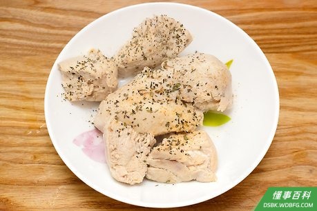 Step 2 从锅中取出鸡肉，沥干水，并加入碎末、洋葱末、芹菜籽和罗勒，放入冰箱冷却，继续腌制。