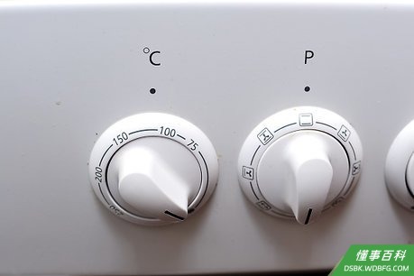 Step 1 把烤箱预热到110摄氏度,在预热时把厚铝箔盖到烤盘上。