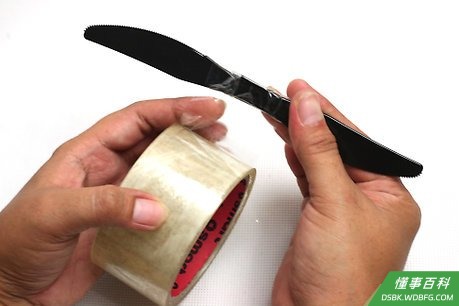 Step 3 把另外两个刀刃也粘在一起。