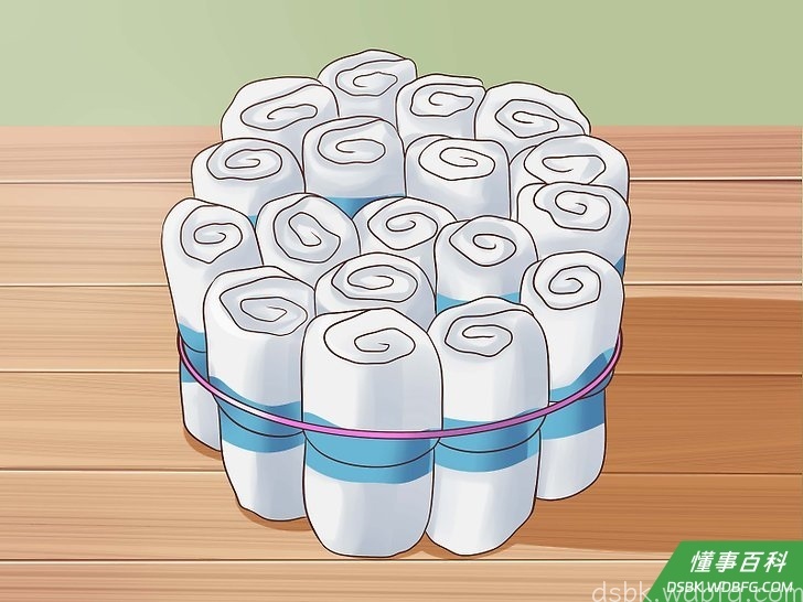 Step 4 再卷一个尿不湿，放在蛋糕第二层的中间。