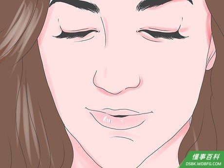 Step 4 诱惑性地微闭双眼。