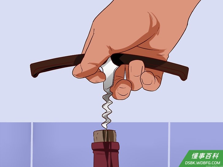 Step 4 将开瓶器的臂抬起来,开瓶器的螺旋钻便可以一直钻到瓶塞的最低部,然后发力拔出瓶塞。
