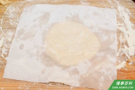Step 9 保持饺子皮湿润。
