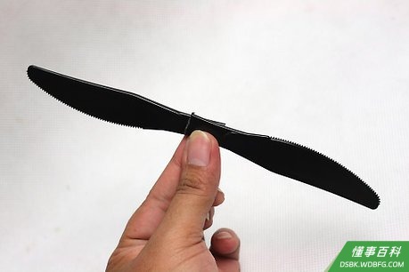 Step 3 把另外两个刀刃也粘在一起。