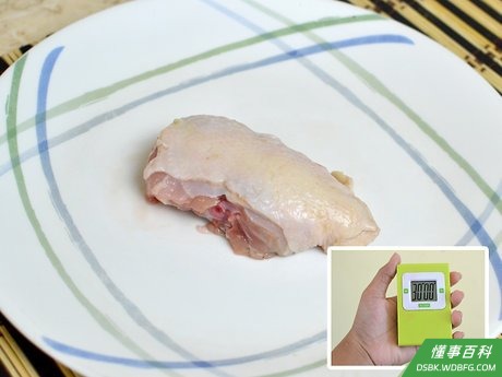 Step 4 把有骨的鸡大腿煮上40分钟。