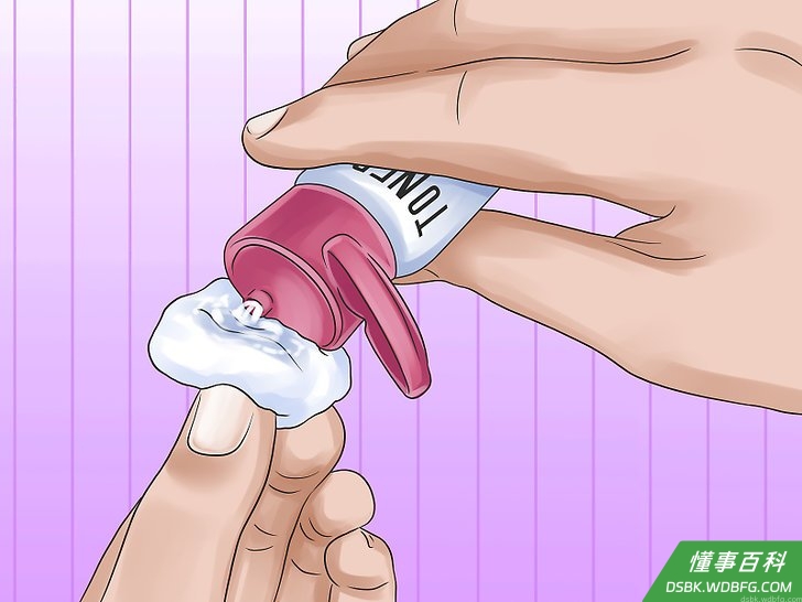 Step 2 将爽肤水倒在化妆棉上。