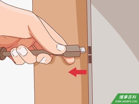 Step 2 将Roku流媒体播放器从电视等设备上拔下来以关闭它。