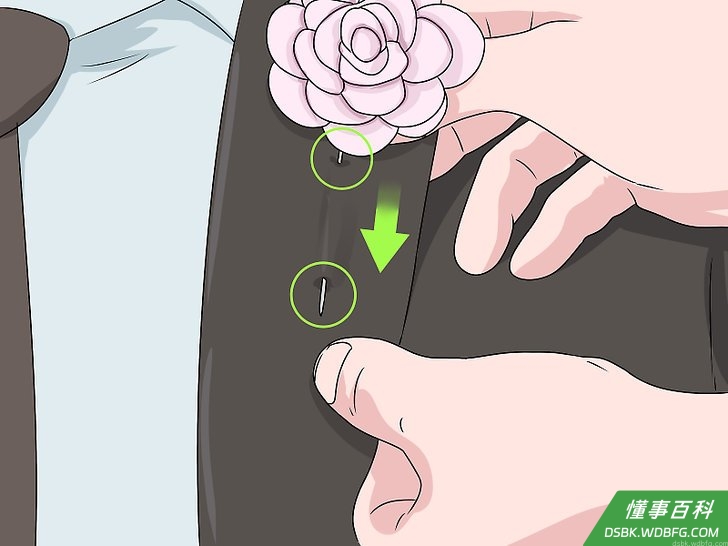 Step 4 把领带棒的底部穿过翻领的前面。