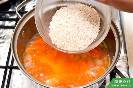 Step 4 把米和水或原料加入到蔬菜里。