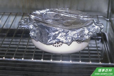 Step 5 用铝箔覆盖瓷焙盘,放入烤箱中约3个小时。