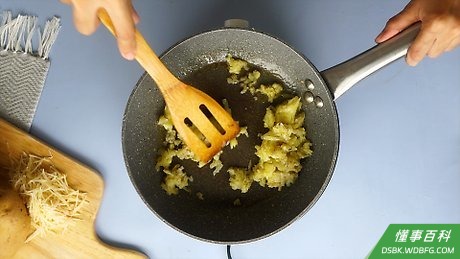 Step 4 加热煎锅。