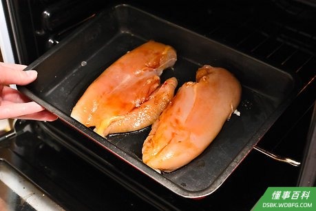 Step 3 在烤箱预热好后，把鸡肉放入烤箱烤制13-15分钟，直至鸡肉烤熟。