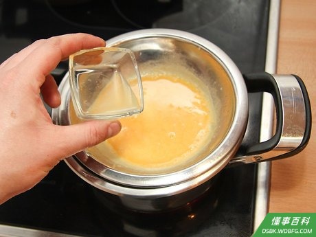 Step 5 把剩下的柠檬汁也倒进锅里。