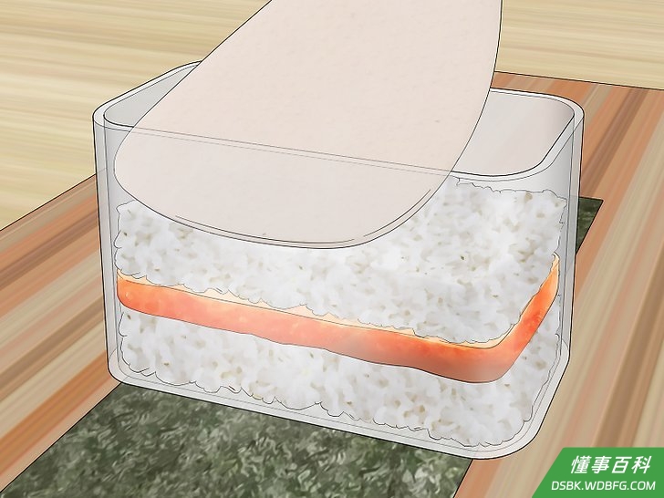 Step 4 再取一勺米饭，放在午餐肉顶部。