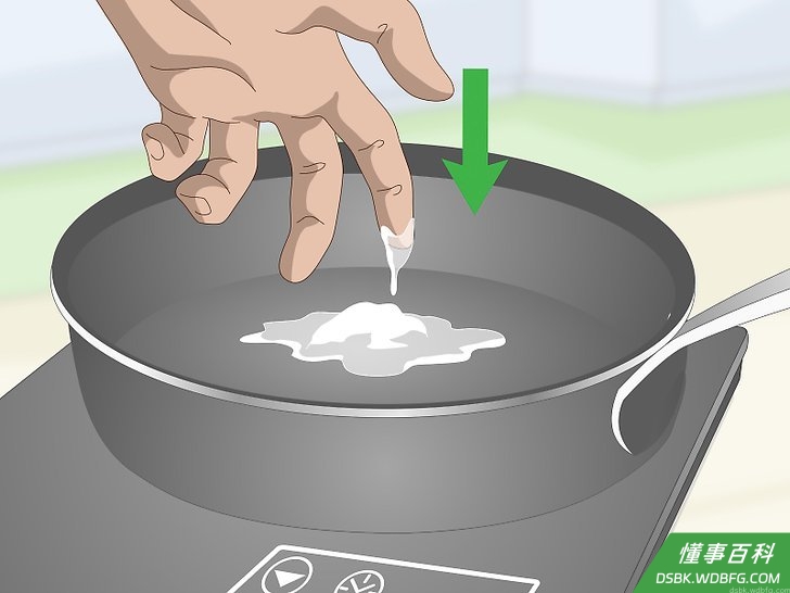 Step 2 用小火或你的手融化椰子油。