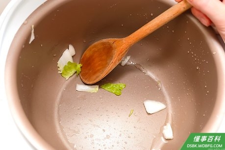 Step 1 将慢炖锅中的剩饭盛出。