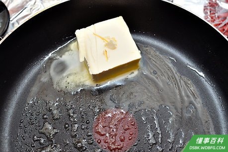 Step 4 1/3碗的黄油在大煎锅中用中火煮化。