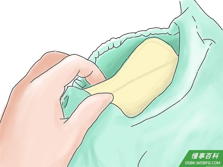 Step 5 在清洗前，去除尿布内的棉芯，比如吸水的垫子。