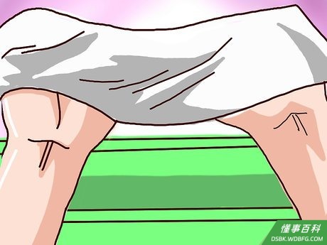Step 3 把松鼠宝宝抱起来。
