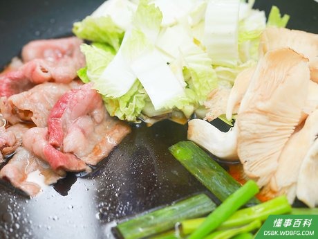 Step 4 在锅中放入白菜帮,烤豆腐和香菇,将每一种原料排成一排,不同的原料分开放置。