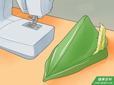 Step 3 缝一顶彼得·潘式样的帽子。