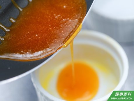 Step 3 把焦糖倒进烤盘或者布丁杯这些模具里。