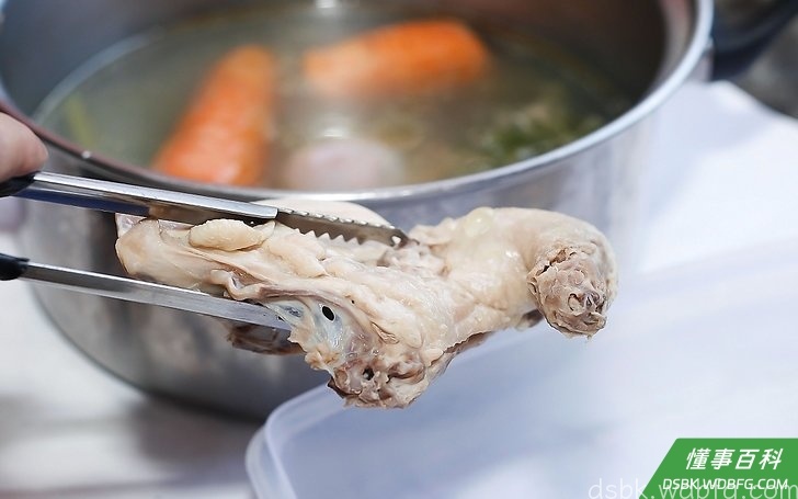 Step 5 将鸡肉取出放在一边晾凉并装盘。